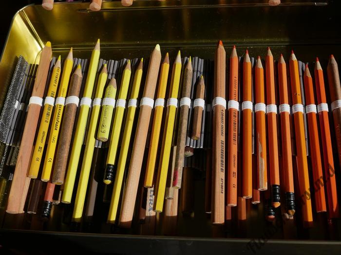 orange und gelbe Stifte